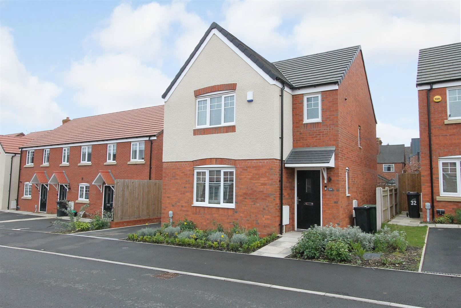 3 bed property in Longlands Avenue, Stourbridge